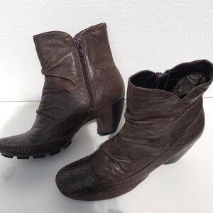 Women’s Indigo by Clarks Brown Super Soft Booties Boots, Size 8 Medium